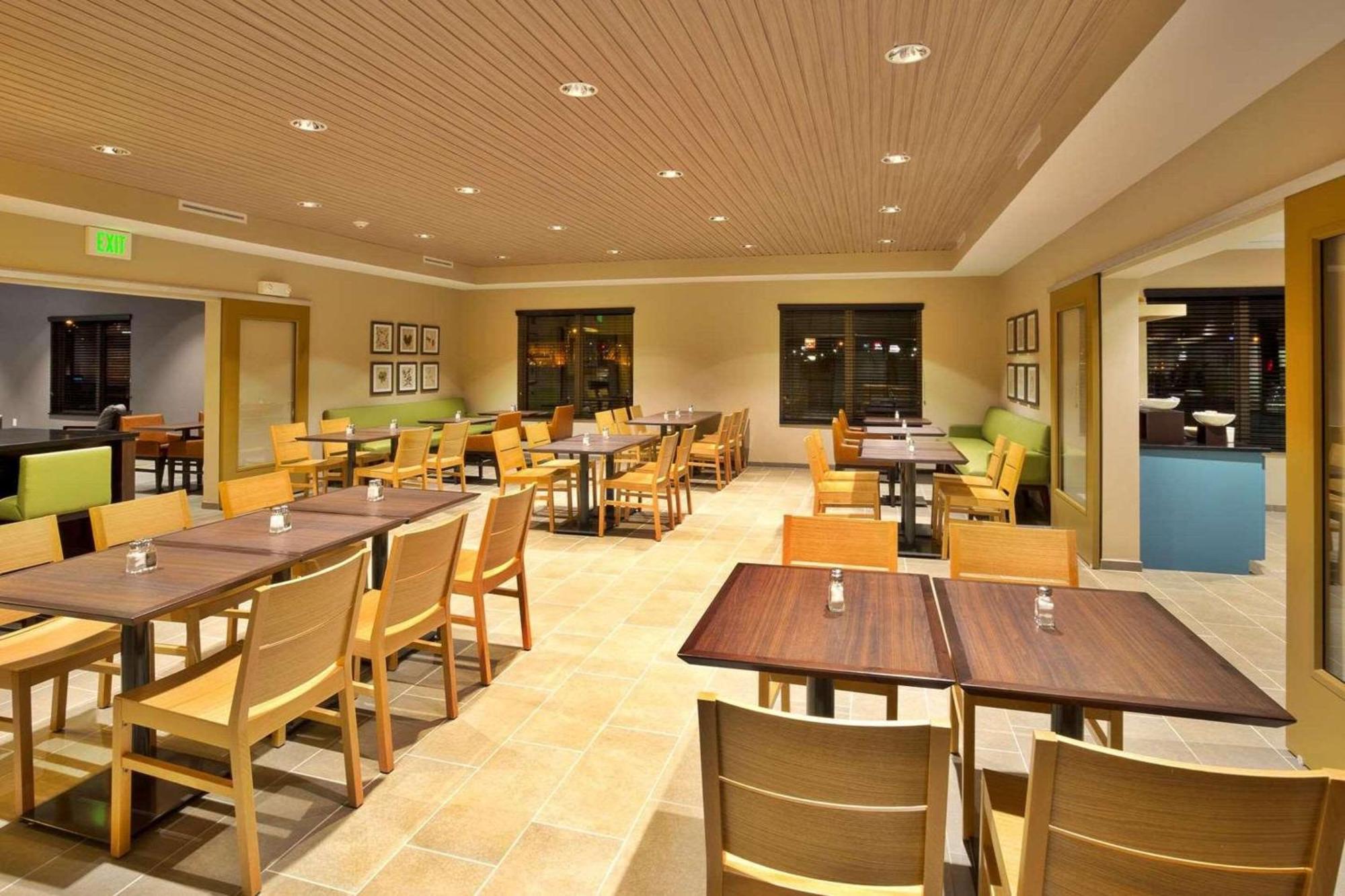 Country Inn & Suites By Radisson, Springfield Southeast Екстериор снимка